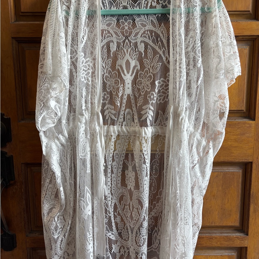 Chic White Lace Robe